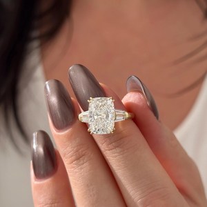 Bague de fiançailles UNIQUE avec diamant de laboratoire allongé de 5 carats, design à trois pierres, certifiée IGI - Product Image 3