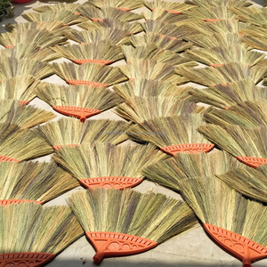 Balai en herbe naturelle vietnamienne Kim Minh International |   Balai de nettoyage doux avec manche en plastique |   Écologique et léger - Product Image 4