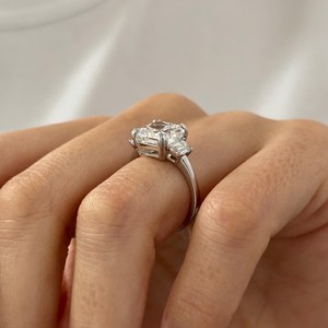 Anillo de Compromiso de Tres Piedras con Diamante Cultivado en Laboratorio de 4 Quilates, Corte Radiante Cuadrado, E VVS2, Oro Blanco de 18k, Certificado IGI - Product Image 4