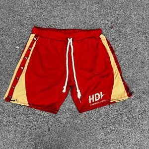 Pantalones Cortos Deportivos Rojos Personalizados al por Mayor para Hombre con Cordón Lateral y Secado Rápido - Product Image 1