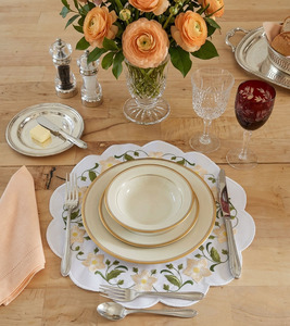 Sets de Napperons et Serviettes Ronds Brodés Floraux Lavables Personnalisés en Gros, Bordure Festonnée Blanche, en Coton, pour Événements Domestiques et Mariages - Product Image 1