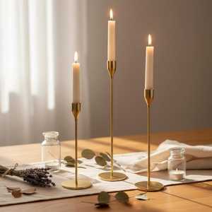 Ensemble de bougeoirs dorés, supports modernes pour bougies coniques, chandeliers, ensemble de 3 bougeoirs élégants en or, style vintage. - Product Image 1