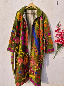 Chaqueta Larga de Terciopelo SUZANI Hecha a Mano de la Mejor Calidad, Transpirable, Ecológica y de Algodón |   Abrigo de Invierno Boho con Bordado Floral al por Mayor - Product Image 2