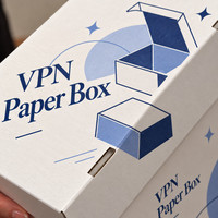 Grande boîte d'expédition personnalisée imprimée, emballage en papier blanc avec logo bleu et illustration de marque