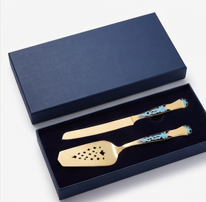 Espátula y cuchillo para servir pasteles de acero inoxidable dorado con diseño curvo de última generación, ideales para ceremonias y bodas. - Product Image 6