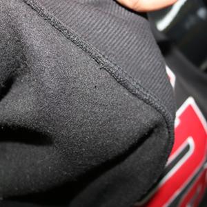 CARDS BLACK Sudadera de cuello alto 100% con apliques bordados en rojo, sudadera de cuello ancho URBAN PRODUCTIONS - Product Image 6