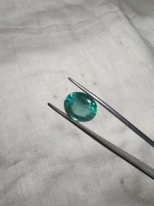 Vente en gros de pierres précieuses vertes naturelles d'émeraude zambienne de 3,80 carats, taille ovale, pour la fabrication de bagues, pendentifs, colliers et bijoux - Product Image 1