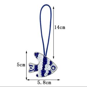 Porte-clés et breloques de poignet vintage faits main, ornés de strass multicolores et de lettres initiales de l'alphabet, avec motifs poisson noir et blanc, pour fête - Product Image 2