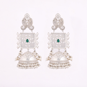 Boucles d'oreilles ethniques Jhumka en perles hydrogénées vertes pour femmes |   Bijoux indiens traditionnels en laiton plaqué argent - Product Image 1