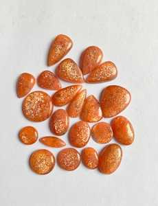Lot en gros de cabochons en pierre de soleil naturelle |   Pierre précieuse de sunstone éclatante, ovale polie, de forme poire, du Rajasthan, pour la fabrication de bijoux - Product Image 1