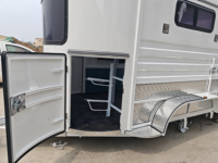 Remorque pour chevaux 2HSL-S avec fenêtres télescopiques réglables, chargement direct, système de sécurité d'évacuation rapide et plancher en aluminium anti-corrosion