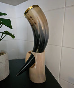 Corne à boire viking artisanale avec support – Ensemble de tasses à bière médiévales en corne de bœuf naturelle - Product Image 6
