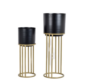 ชุดกระถางต้นไม้เหล็กสไตล์ฟาร์มเฮาส์สีดำเงา 2 ชิ้น พร้อมขาตั้งสีทอง ทนทาน เป็นมิตรกับสิ่งแวดล้อม น้ำหนักเบา ขายส่ง ของตกแต่งบ้านและสวน - Product Image 1