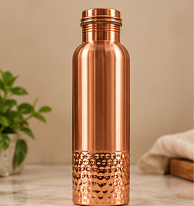 Botella de Agua de Cobre Premium de 900 ml con Base Martillada y Acabado Liso, Tapa de Rosca, Caja de Regalo Marrón Kraft - Product Image 1