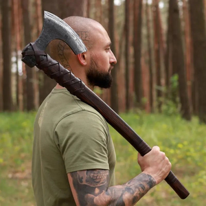 Tomahawk Táctico de Acero al Carbono Forjado a Mano, Hoja de 4.75 Pulgadas, Mango de Madera Envuelto en Cuero Personalizado, Longitud Total de 28 Pulgadas, para Uso en Supervivencia - Product Image 1