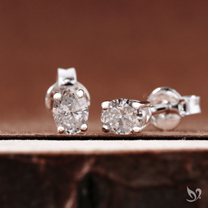 Boucles d'oreilles clous ovales en diamants de laboratoire de 0,12 carat chacun, serties sur quatre griffes, en argent sterling 925, bijoux délicats pour fêtes et usage quotidien - Product Image 1