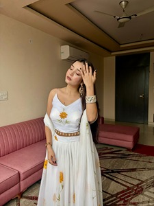 ชุดเลเฮนกา โจลี ผ้าออร์แกนซ่าลายดอกไม้เพ้นท์มือ ดีไซน์ใหม่ สำหรับผู้หญิง งานแต่งงาน งานปาร์ตี้ ทุกฤดูกาล ชุดเลเฮนกาอินเดีย - Product Image 4