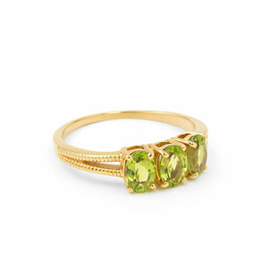 Anillo de Plata de Ley 925 con Tres Peridotos Ovalados y Banda en Forma de V, Chapado en Oro de 1 Micrón y Rodio - Product Image 5