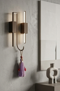 Porte-clés artisanal avec franges en rayonne violette et perles rouges, porte-clés décoratif - Product Image 2