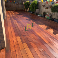 Plancher en bois Merbau de qualité supérieure - Résistant à l'eau, design contemporain avec installation par languettes et rainures pour usage extérieur
