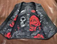 Gilet en cuir de style motard, caractérisé par son corps principal perforé et sa couture matelassée en losanges.