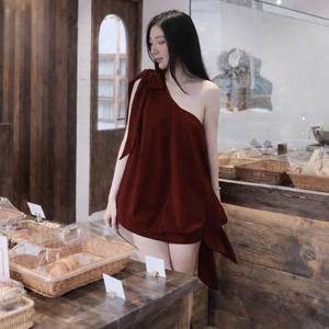 Top en velours asymétrique de haute qualité OEM pour femmes, vêtements de soirée et de fête - Product Image 2