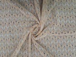 Oferta Especial: Tela de Ganchillo Chevron Bicolor Premium por Metro - Material Texturizado de Malla Abierta en Beige y Crema para Prendas de Vestir - Product Image 4