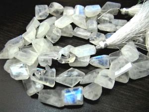 Piedra lunar blanca natural con destellos azules, forma de pepita, cuentas pulidas de 10-15 mm, hilo de 8 pulgadas de largo - Product Image 2