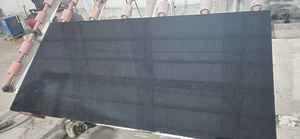 Dalles et carreaux en granit noir absolu, finition polie, qualité export Inde, pour revêtements de sol, comptoirs et monuments. - Product Image 2