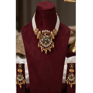 Ensemble collier et boucles d'oreilles en moissanite plaqué or de qualité supérieure, style Rajwadhi, pour collection de mariage. - Product Image 1