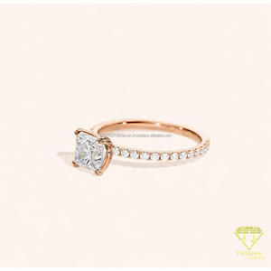 Anillo de Compromiso Solitario con Diamante Moissanite de Corte Radiante en Oro Amarillo de 14K con Banda Pavé, Anillo de Promesa, Aniversario de Bodas para Mujer - Product Image 3