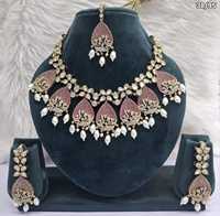 Parure de bijoux ethnique plaqué or antique avec collier ras-du-cou à pampilles en pierre AD rose et perles, boucles d'oreilles pendantes et Tikka – Collection Festive
