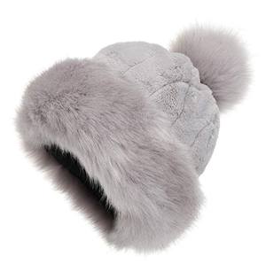 Bonnet décontracté gris en fausse fourrure pour homme, chaud et doux pour l'hiver, avec bordure en fourrure et logo personnalisé - Product Image 1