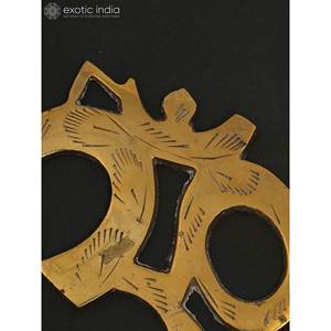 Petite statue en laiton de 4 pouces Om (Aum) Sculpture élégante en laiton pour décoration murale, maison et temple fabriquée en Inde - Product Image 2