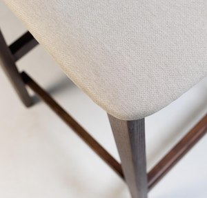 Tabourets de bar gris foncé rembourrés avec dossier, structure en bois massif et bandes tissées en similicuir pour une utilisation en cuisine à la maison ou à l'hôtel - Product Image 6