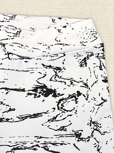 Leggings de cintura alta con estampado ondulado para mujer |   Pantalones de Yoga con Estampado Abstracto de Olas por Sublimación |   Leggings Deportivos de Poliéster y Elastano para Gimnasio - Product Image 5