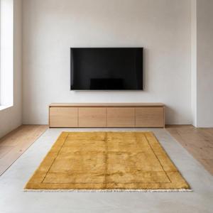 Alfombra de Lana Anudada a Mano Gabbeh Marroquí Dorada Premium con Diseño de Borde Tribal Minimalista, Alfombra Decorativa - Product Image 2