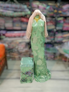 ผ้าชุดลายวงกลมสีเบอร์กันดีแบบแจ็คการ์ดสีดำฟรานซาวี ดีแรค พร้อมผ้าคลุมไหล่ปักลายสีแดง - Product Image 6