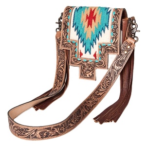 Nueva llegada: Bolso bandolera estilo vaquero con diseño de manta de caballo y correa floral grabada. Fabricante mayorista. - Product Image 1