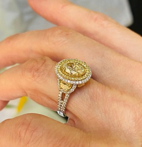 Anillo de Compromiso con Doble Halo de Diamantes Amarillos de Laboratorio, Corte Ovalado, Diseño Nuevo, en Oro Blanco, Anillo de Diamantes de 3 Piedras con Vástago Dividido - Product Image 5