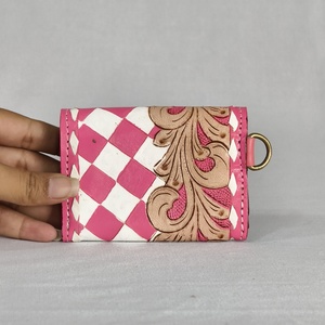 Monedero Pequeño de Cuero Genuino Hecho a Mano con Diseño de Diamantes Rosados, Correa para la Muñeca, Cierre de Botón a Presión, Cartera Multiusos - Product Image 3
