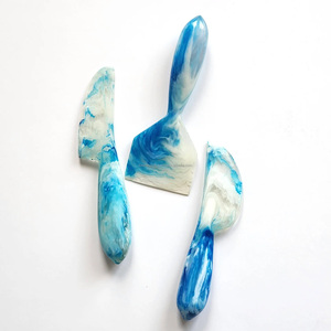 Ensemble de couteaux à fromage en résine époxy style moderne 2025, fabriqués à la main, avec motif tourbillon, design élégant pour la maison, l'hôtel et le restaurant. - Product Image 2