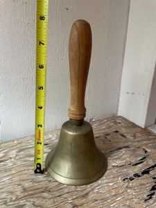 Campana de mano de latón de diseño único con mango de madera para enseñanza, terapia y coordinación de eventos, campana de mano de latón de tono premium - Product Image 3