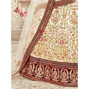 Encantadora ropa de boda de seda bordada en blanco Lehenga Choli - Product Image 2