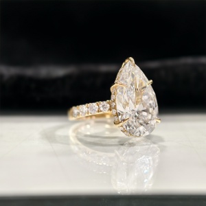 Anillo de Compromiso Clásico con Diamante Cultivado en Laboratorio de 10 Quilates, Corte Pera, Oro de 14K, con Certificado IGI, para Aniversario o Boda - Product Image 3