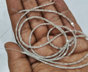 ลูกปัดเพชรทรงลูกบาศก์สีเทาน้ำนมธรรมชาติ  แบบเหลี่ยมเพชรพลอย  ได้รับการรับรอง  ขนาด 1.5 มม. ถึง 2 มม. เลือกขนาดความยาวได้ - Product Image 4