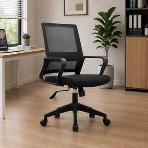 Chaise de bureau ergonomique moderne en maille noire, pivotante, réglable en hauteur, avec accoudoirs fixes, dossier ouvert et base en plastique - Product Image 1