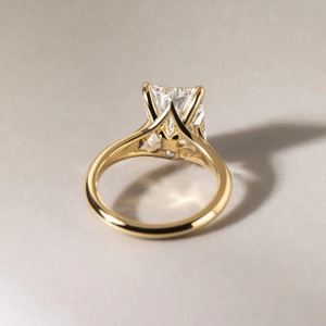 Anillo de Diamante de Laboratorio con Corte Radiante de 5.50CT Personalizado, Oro Amarillo, Proveedor de Joyería Nupcial - Product Image 5