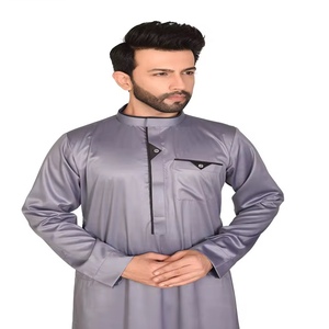 Túnica gris para hombre con ribete negro, cuello alto, bolsillo en el pecho, manga larga, estilo moderno y tradicional, jubba árabe de Oriente Medio - Product Image 1