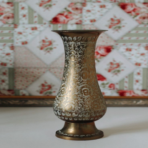 Jarrón de latón con grabados plateados ornamentales, cuerpo cónico e incrustaciones botánicas intrincadas. Disponible a precio de mayorista. - Product Image 1
